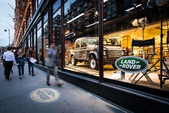 Le Land Rover Defender Skyfall dans la vitrine d’Harrods