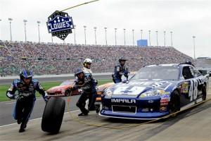 jimmie-johnson-pit-stop-kansas-speedway-2012 jimmie johnson pit stop kansas speedway 2012 300x200 Sprint Cup / Hollywood Casino 400: Kenseth vainqueur au bout de la nuit
