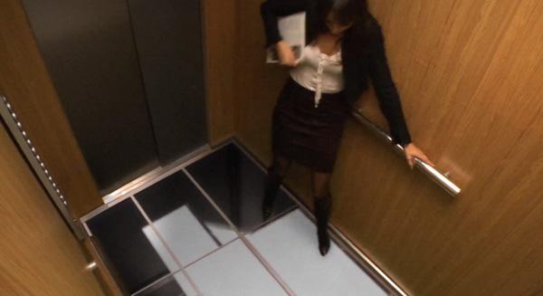 Le grand frisson ! LG piège le sol d’un ascenseur