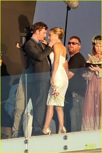 michael-fassbender-gets-down-on-his-knees-for-natalie-portman-03 Michael Fassbender sur le tournage du prochain Malick