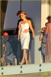 michael-fassbender-gets-down-on-his-knees-for-natalie-portman-02 Michael Fassbender sur le tournage du prochain Malick