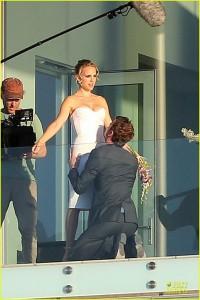 michael-fassbender-gets-down-on-his-knees-for-natalie-portman-01 Michael Fassbender sur le tournage du prochain Malick