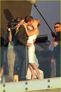 michael-fassbender-gets-down-on-his-knees-for-natalie-portman-04 Michael Fassbender sur le tournage du prochain Malick