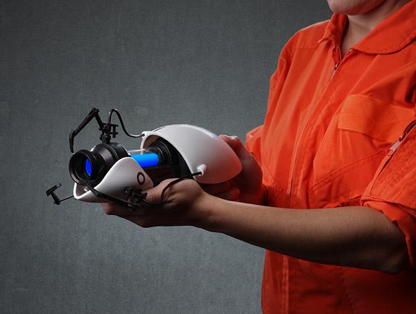 ef3c_portal_2_miniature_replica_portal_gun_inhand Un Mini Portal Gun à 45 €