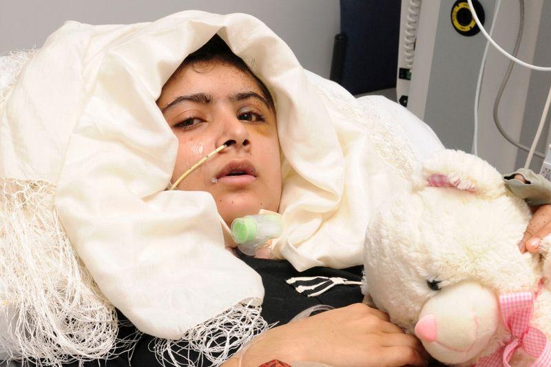 Rassurant. Elle va mieux mais n'est pas encore sortie d'affaire. Malala Yousufzai, cette jeune militante Pakistanaise de 14 ans pour les droits des femmes que les talibans avaient tenté d'assassiner le 9 octobre, est désormais consciente. Transportée à l'hôpital de la Reine-Elisabeth de Birmingham (Angleterre) lundi dernier, elle avait été opérée en urgence. Le professeur Dave Rosser, chef de service de l'hôpital anglais et spécialisé dans les soins aux blessés de guerre, a indiqué qu'elle avait été capable de se mettre debout sans aucune aide, d'écrire et de communiquer très librement. Mais «il est clair que Malala n'est pas encore hors de danger» a-t-il dit, mentionnant des «signes d'infection le long du parcours suivi par la balle». Il a même fait parvenir les premières images de Malala éveillée. Les dernières photos d'elle dataient de son transport vers le Royaume-Uni, où elle était inconsciente, sur une civière.