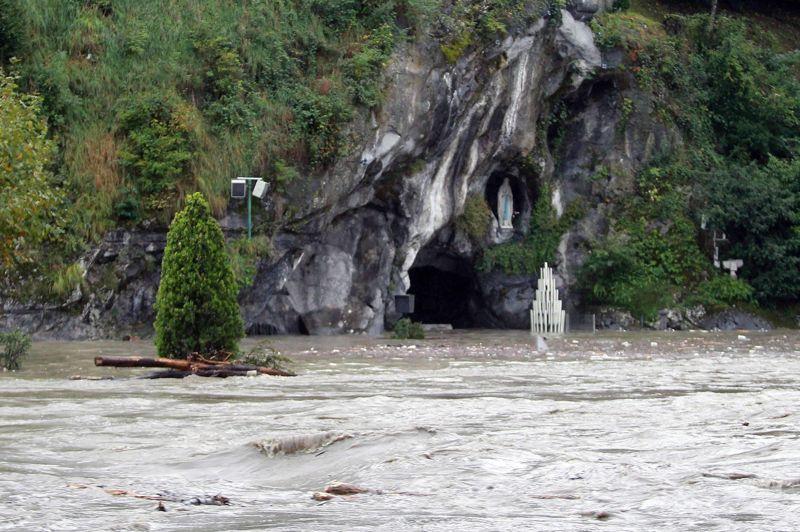 Submergé. Initialement prévue mardi soir, la réouverture des Sanctuaires de Lourdes a commencé partiellement lundi matin, mais la Grotte de Massabielle, la principale attraction de ce haut-lieu de pèlerinage catholique, toujours inondée, restera inaccessible jusqu'à mardi soir. Dans les rues de la ville, l'heure est actuellement au grand nettoyage: les habitants ont commencé dès dimanche à nettoyer la boue et les débris divers laissés par les inondations du Gave de Pau qui a atteint samedi, au plus fort de la crue, les 3,50 mètres au-dessus de son niveau habituel. Ces inondations sont un nouveau coup dur pour les Sanctuaires, dont les comptes sont déjà plombés par une baisse des dons et offrandes. En 2011, les comptes laissaient apparaître un déficit d'un million d'euros sur un budget annuel de 30 millions.