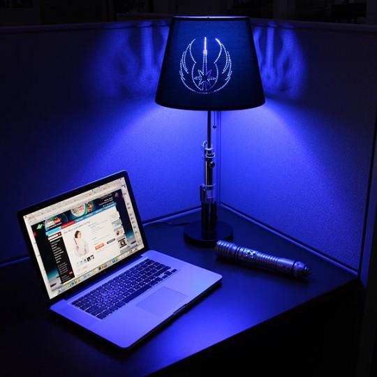 eb55_star_wars_lightsaber_desk_lamp_ondesk La lampe sabre laser