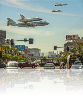 La navette Endeavour au dessus de Los Angeles - Image Credit & Copyright: Stephen Confer