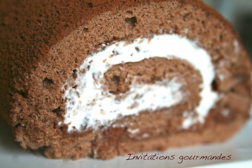 TIRAMISU CHOCOLATE ROLL CAKE OU LE GÂTEAU ROULÉ FAÇON TIRAMISU AU CHOCOLAT