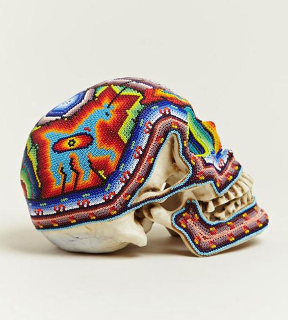 Perles et têtes de mort par Our Exquise Corpse et les Huichol du Mexique - Design