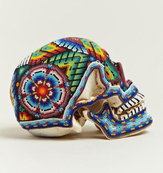 Perles et têtes de mort par Our Exquise Corpse et les Huichol du Mexique - Design