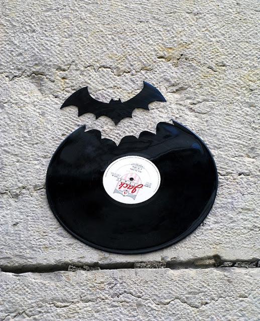 Des silhouettes de chauves-souris et oiseaux avec des vinyles, par Kesa à Lyon - Street Art