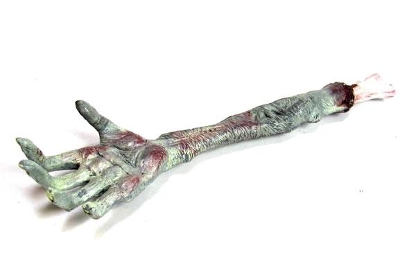 Un bras de Zombie pour vous gratter le dos