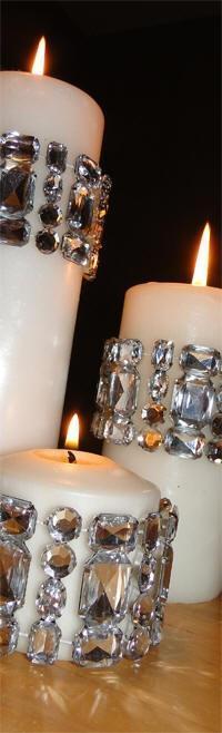 De jolies chandelles décorées de faux diamants