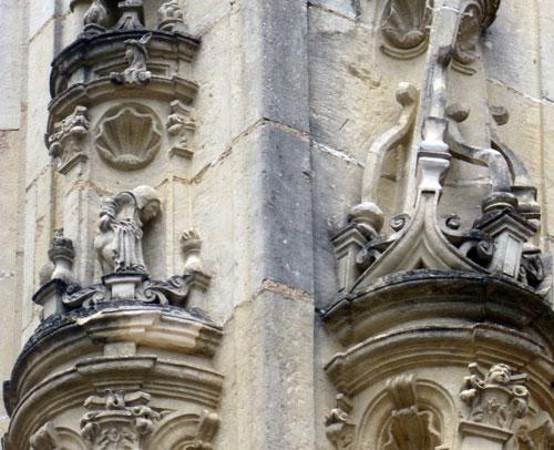 Les curieuses niches penchées de l'église de Loudun (86)