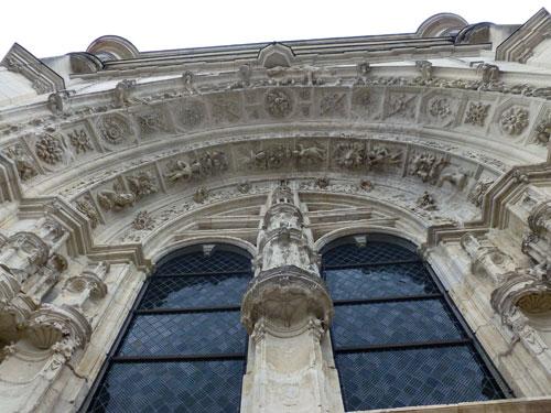 Les curieuses niches penchées de l'église de Loudun (86)