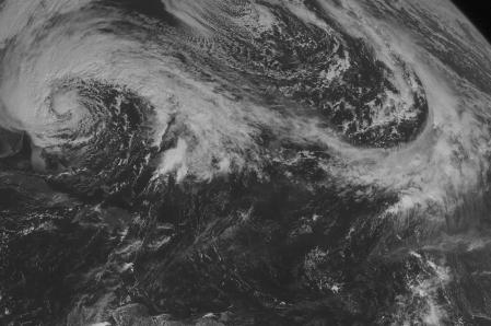 Image provenant du satellite NOAA satellite montrant l'ouragan Sandy le long de la côte est américaine.