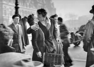Le Baiser de l'Hôtel de ville par Robert Doisneau. D’une photographie, l’autre