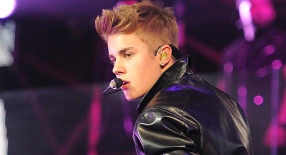 Justin Bieber (pas vraiment) atteint d'un cancer, ses fans se rasent le crâne