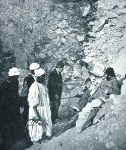 La cache de Deir El-Bahari... Pilleurs de sépultures... (8) en Égypte ancienne ! http://www.khm.uio.no/utstillinger/mumien_lever/grafikk/bilde39.jpg
