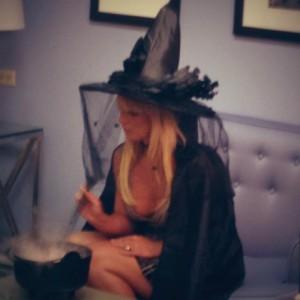 Photo : Britney en sorcière lance des sorts à léquipe de Simon Cowell
