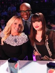 A6ocGzICUAEKv2c 225x300 The X Factor USA : Britney pose avec L.A Reid et Demi Lovato