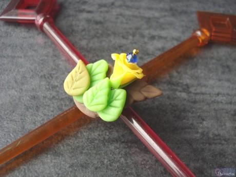Je suis toujours là ! bague ajustable dorée, décor porcelaine froide