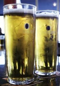 Pintes de bière Fosters (CC, Octave.H ) Taxes sur la bière : la colère gronde