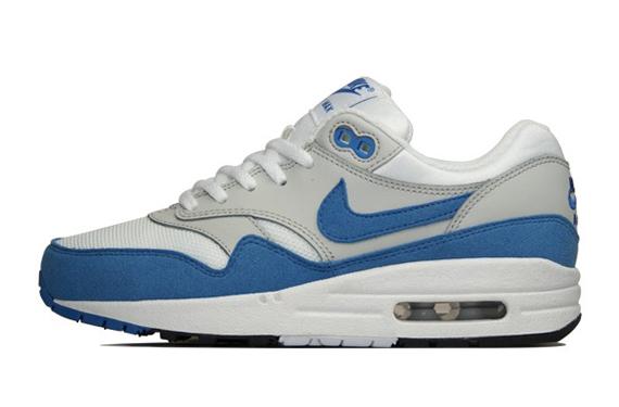 nike-air-max-1-555766-100-white-varsity-blue-neutral-grey-black Nike Air Max 1 Printemps 2013