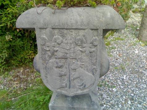 La blason de la vallée d'Ossau : un ours, un chêne, une vache La blason de la vallée d'Ossau : un ours, un chêne, une vache