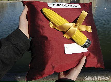 Greenpeace remet un Monsanto d’or au député UMP Bernard Debré