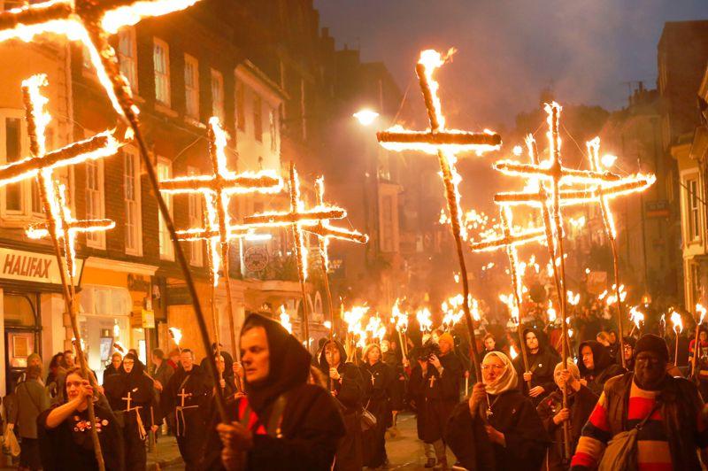 Enflammé. Le soir du 5 novembre les britanniques ont coutume de célébrer la «Bonfire Night», en mémoire de l'échec de la conspiration des poudres. Ce complot catholique mené en 1605 par Guy Fawkes visait à faire sauter la chambre des Lords pour essayer de renverser le roi protestant Jacques Ier. Ici dans la ville de Lewes dans le Sud de l'Angleterre, des participants déguisés défilent avec des torches enflammées afin de rendre hommage aux 17 martyrs protestants.