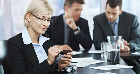 COPE professionnels en salle de réunion avec des appareils mobiles