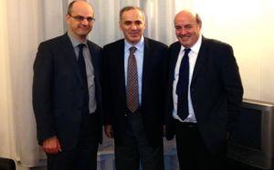  Jean-Michel Blanquer, Garry Kasparov et Léo Battesti © FFE