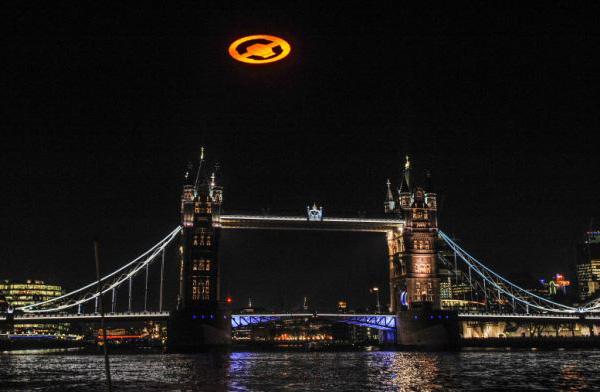 Un gigantesque OVNI survole la ville de Londres pour HALO 4