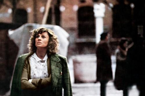 ne vous retournez pas don't look now nicolas roeg Julie Christie Laura Baxter manteau vert bras croisés