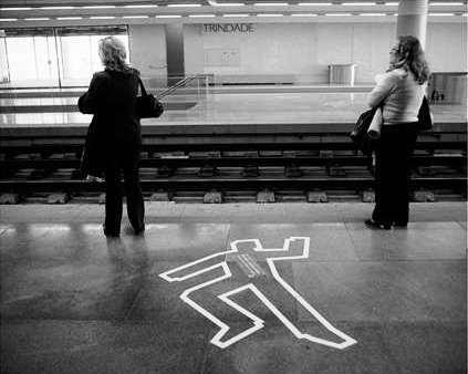 indifference Dis, pourquoi tu ne souris pas ?