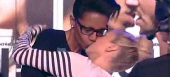 Enora Malagré embrasse Audrey Pulvar dans « Touche pas à mon poste » (vidéo)