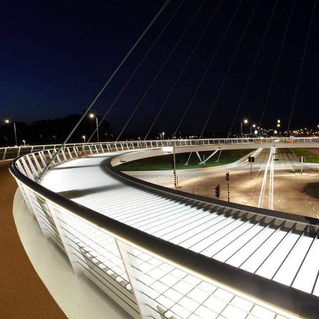 Le pont circulaire pour cyclistes et piétons de la ville d'Eindhoven, par ipv Delft - Architecture