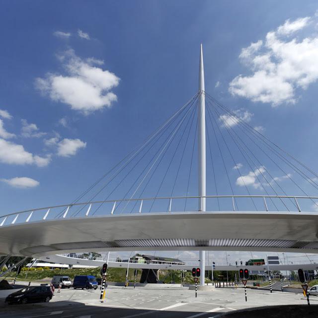 Le pont circulaire pour cyclistes et piétons de la ville d'Eindhoven, par ipv Delft - Architecture