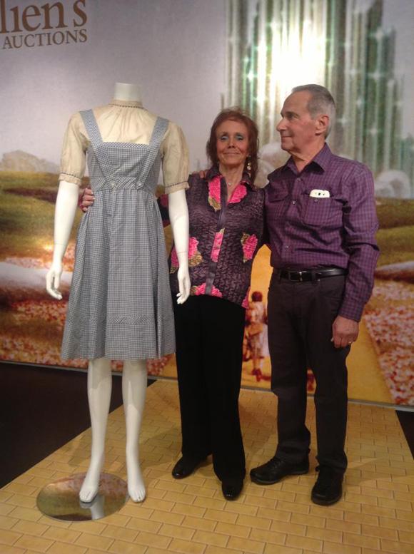 juliens-auction-Wizard-Oz-dress-0 La robe de Judy Garland dans le Magicien d’Oz adjugée $480.000