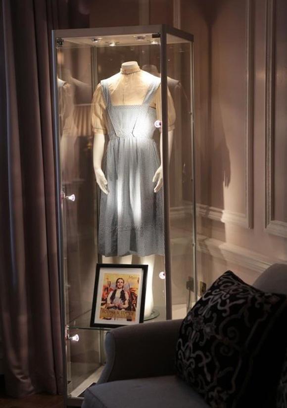 juliens-auction-Wizard-Oz-dress-02 La robe de Judy Garland dans le Magicien d’Oz adjugée $480.000