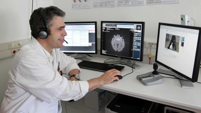 Lancement du dispositif de prise en charge de l'accident vasculaire cerebral Tele-AVC, s'appuyant sur la tele-medecine (lens 2011) © Max PPP