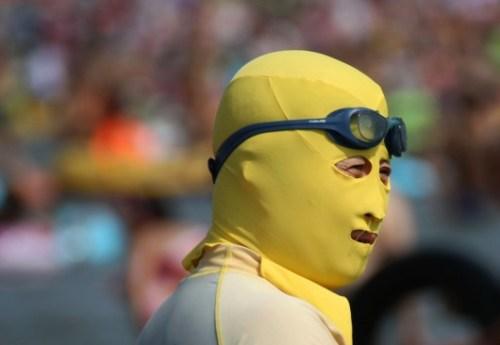 902533-530x366 Pour ne pas bronzer les Chinois optent pour la cagoule anti-bronzage