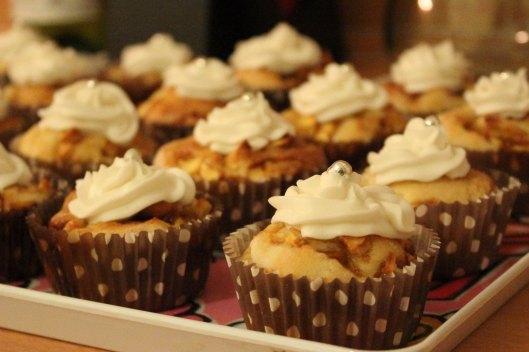 Les cupcakes cinnamon rolls – pomme cannelle et sirop d’érable