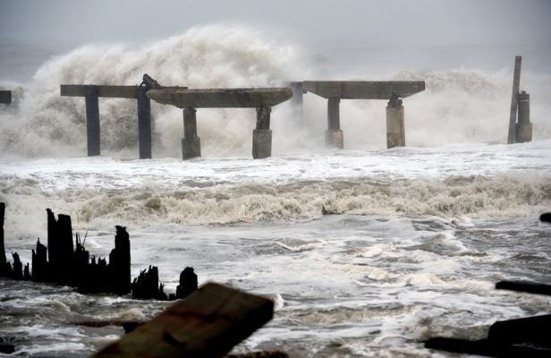 Des vagues à Atlantic City, New Jersey, lors de l'ouragan Sandy, le 29 octobre 2012.