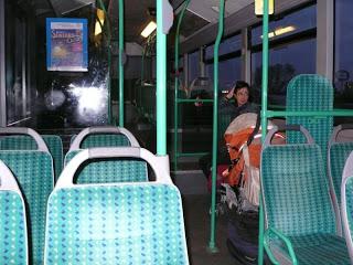 02 - Seuls dans le bus 351 L’ère post-parental : billet d’humeur à partir d’une scène de bus