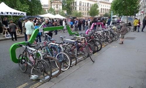 clever-bike-rack-concept-park-10-bicycles-instead-of-a-single-car-home-design La créativité des parkings à vélos