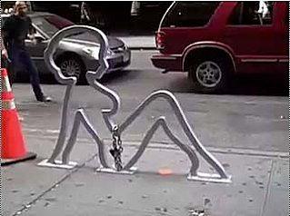 bikerack-Femme La créativité des parkings à vélos