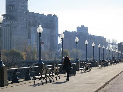 UNE MARCHE ROMANTIQUE UNE MARCHE ROMANTIQUE